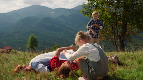 Glückliche-Familie,-Die-Dicht-Aufeinander-Gestapelt-Liegt.-Eltern-Spielen-Mit-Kindern.