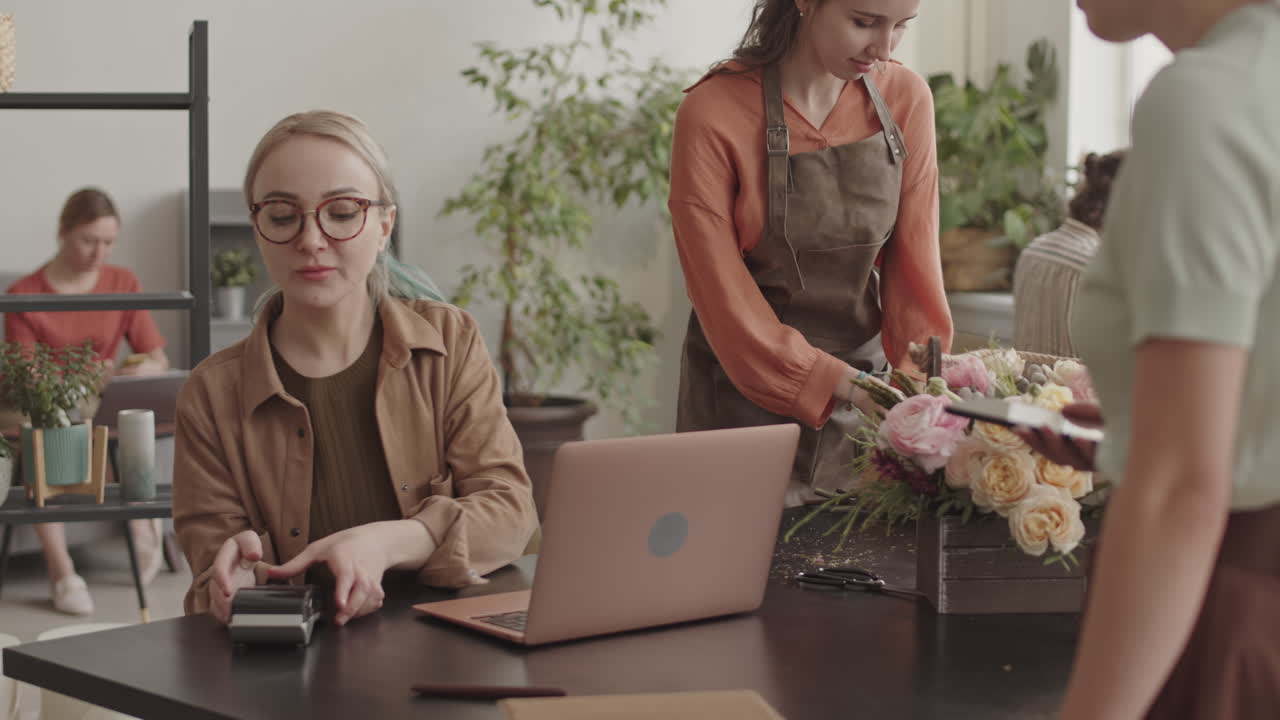 Floristinnen verkaufen Blumen an Kunden