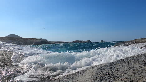 在希臘的岩石海岸上噴水 風吹著