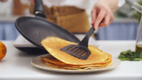 Cocinero-Anónimo-Poniendo-Un-Panqueque-Encima-De-Otro-Panqueque