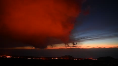 lava naranja que fluye en el terreno montañoso después de la erupción del volcán en españa