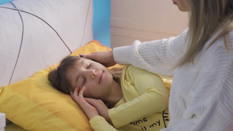 mamá le cuenta cuentos de hadas a su linda hija para que se duerma.