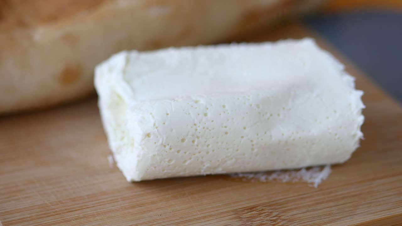 queso crema en una tabla de cortar
