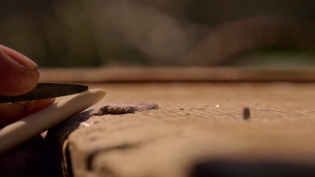 노인 공장 노동자가 이 클로즈업 뷰에서 파일과 함께 일하는 것을 볼 수 있습니다.