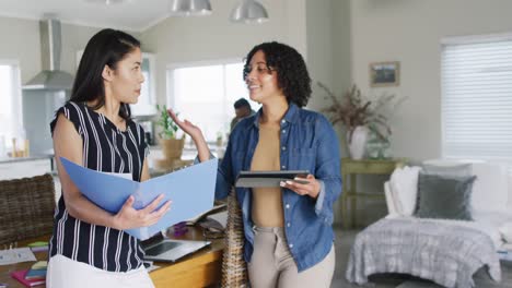 diversas amigas hablando, usando tableta, trabajando en casa, en cámara lenta