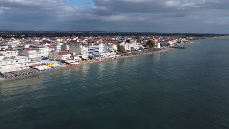 paralia katerini frente al mar con la santa iglesia de santa fotina, grecia