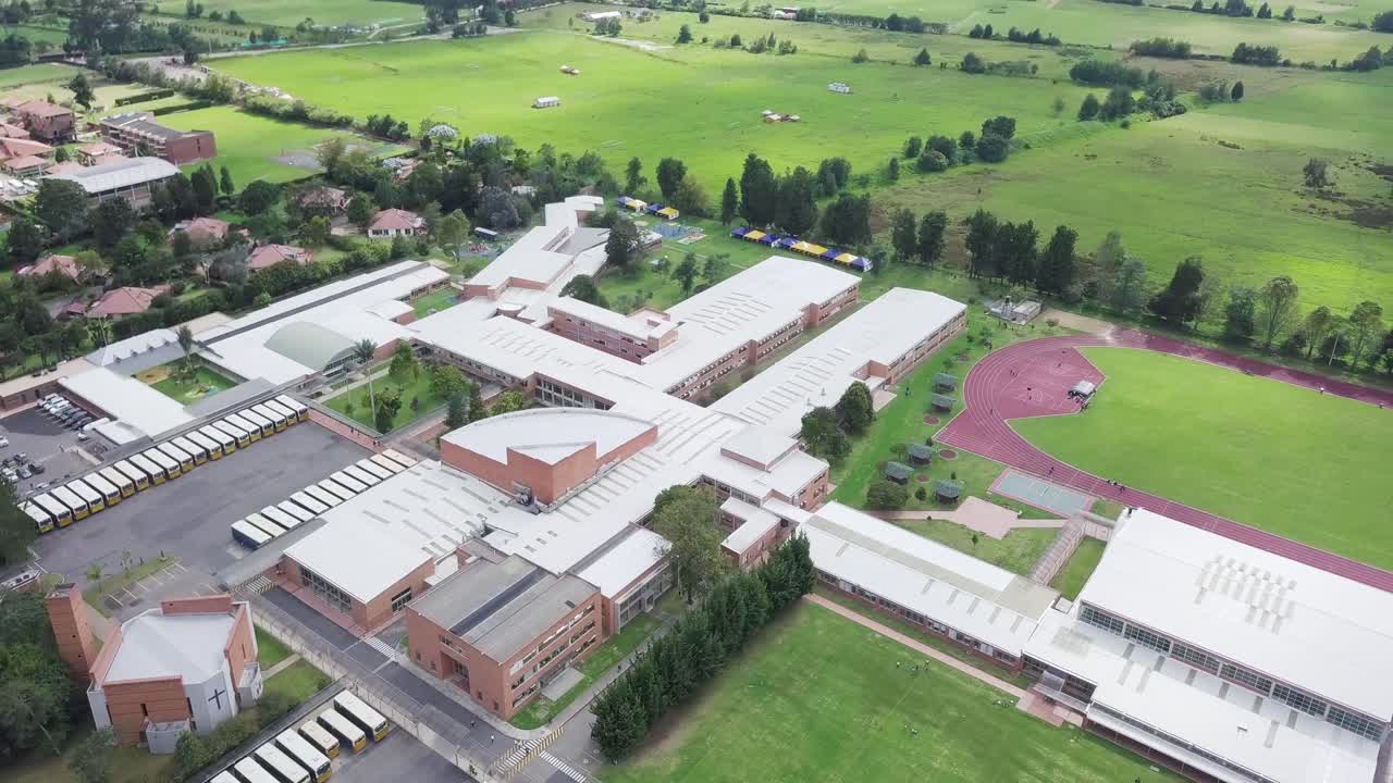 작은 도시 에서 달리는 트랙  에 있는 버스 정류장 의 공중 상단 에서 내려다 보는 모습