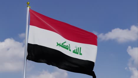 Flagge-Des-Irak-Bewegt-Sich-Im-Wind-Mit-Einem-Klaren-Blauen-Himmel-Im-Hintergrund,-Wolken-Bewegen-Sich-Langsam,-Fahnenmast,-Zeitlupe