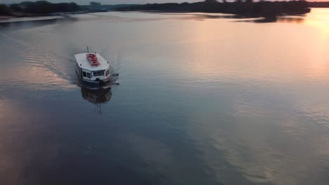 Flussboot-Sonnenuntergang-Schöne-Bunte-Gespiegelte-Drohne