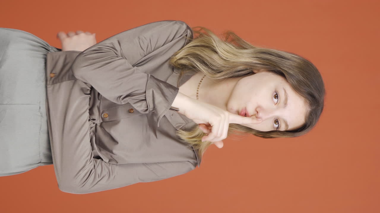 침 ⁇ 을 원하는 젊은 여성의 수직 비디오.