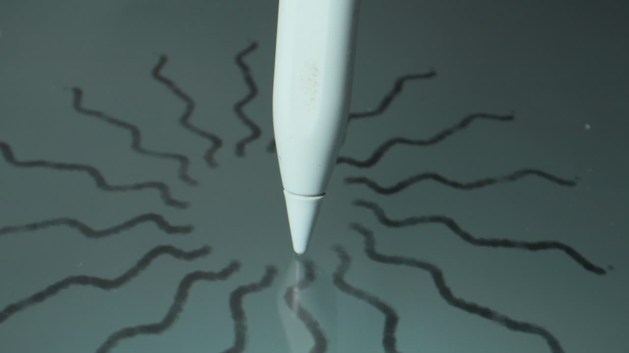 lápiz en una tableta digital con líneas dibujadas