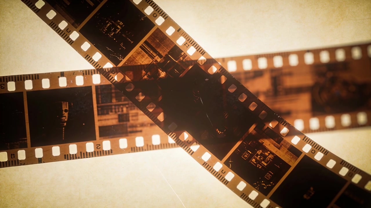 To 35 mm filmstrimler glider efter forskydning på en varm lyskasse, danner et X-overlap og afslører negativer.