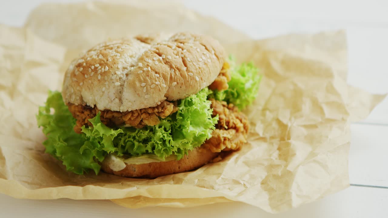 Hamburger di pollo adagiato su carta da forno