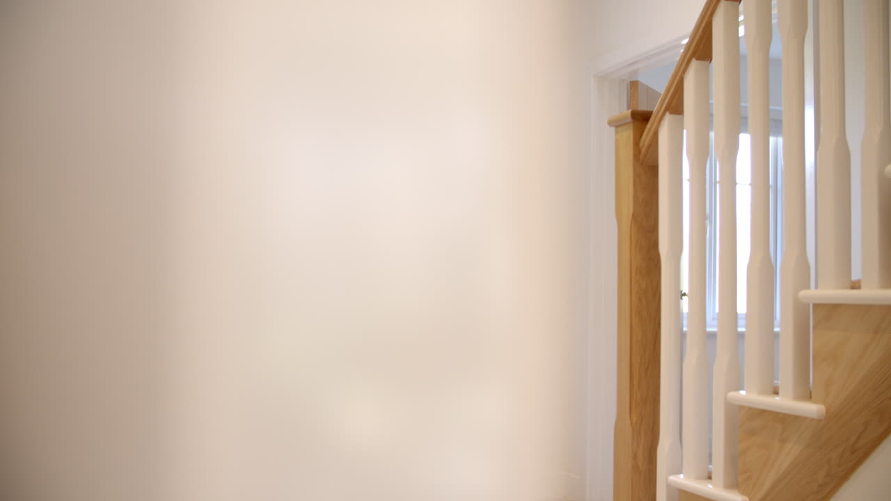 agente inmobiliario mostrando a una pareja joven alrededor de la propiedad para la venta