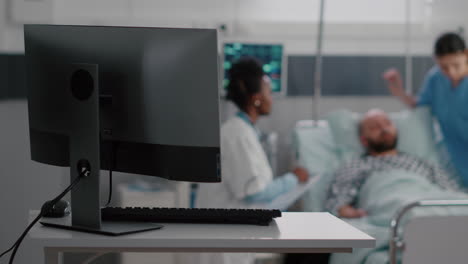 médico practicante de piel negra explicando el tratamiento de la enfermedad