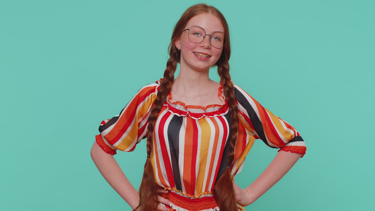 chica elegante en vestido gritando, levantando los puños en gesto lo hice, celebrando el éxito, ganando