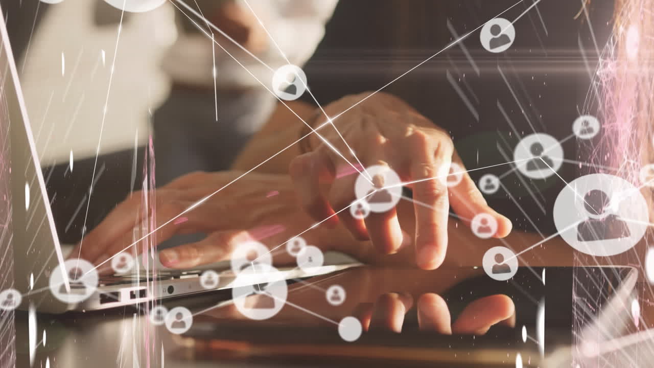 태블릿과 노트북을 사용하는 여성 위의 디지털 아이콘의 애니메이션