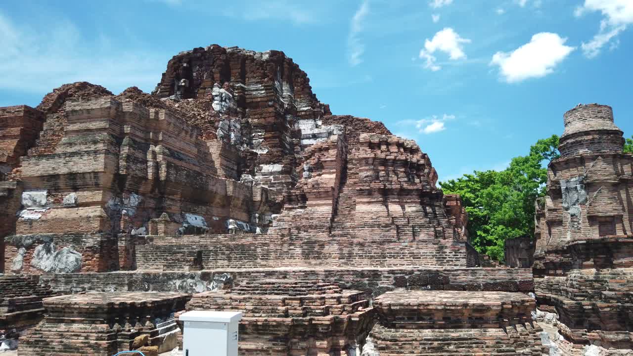 toma estática: ruinas del antiguo templo budista en la antigua ciudad histórica de ayutthaya tailandia