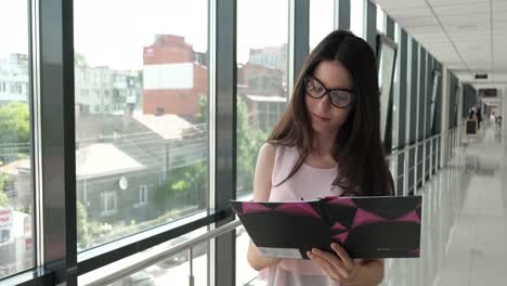 la chica junto a la ventana encuentra inspiración.