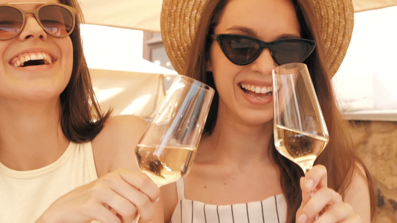 Due amici che bevono vino all'aperto