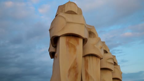 Barcelona-Gaudi-Casa-Mila-Warrior-Schornsteine-Auf-Dem-Dach