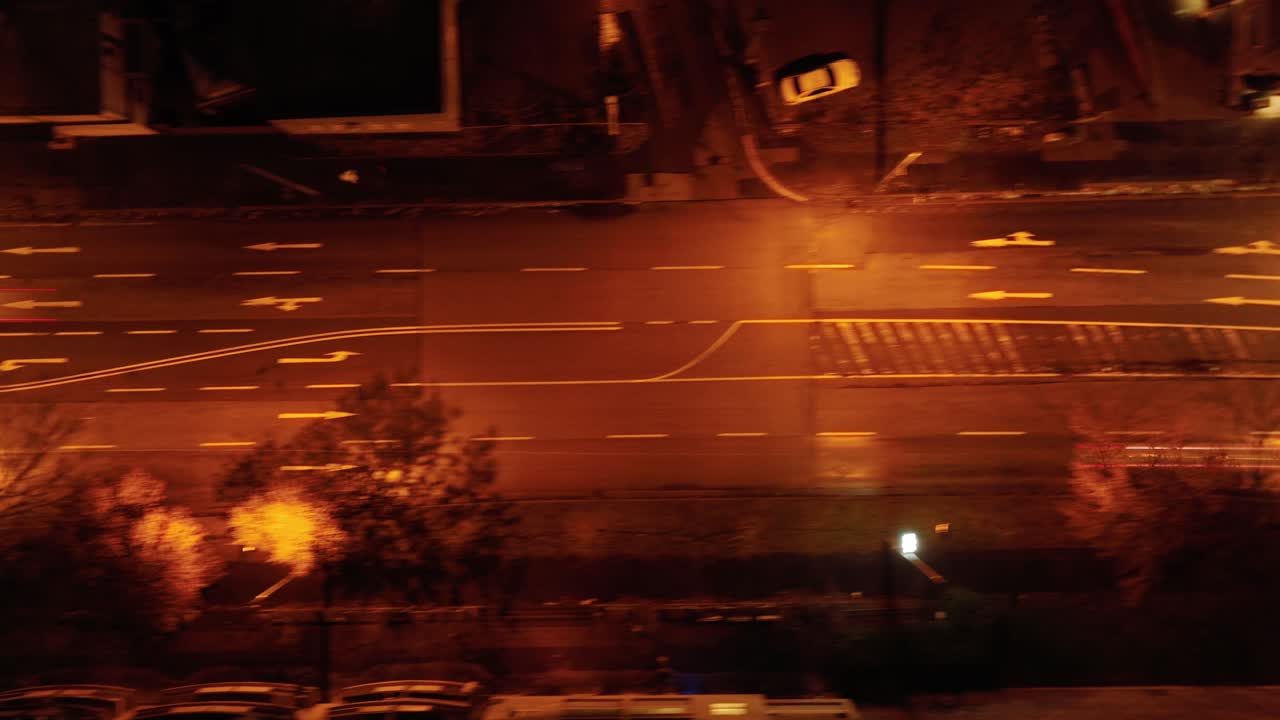 하이퍼스 타임스 야간 도시 고속도로에서 가운 자동차 교통