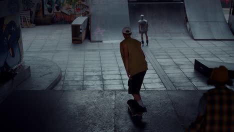 Teenager-Freunde-üben-Rampe-Im-Skatepark.-Extreme-Leute,-Die-Draußen-Fahren.