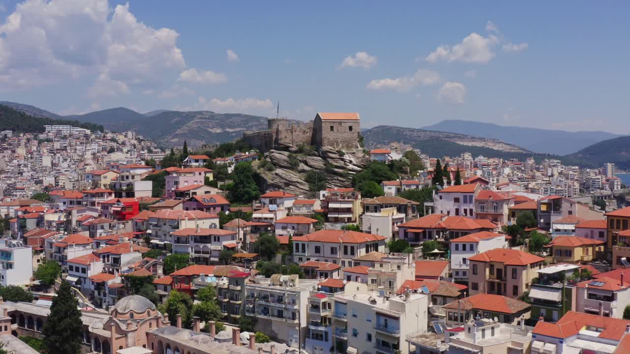 fortaleza bizantina en kavala, grecia con el mar y las montañas en el fondo