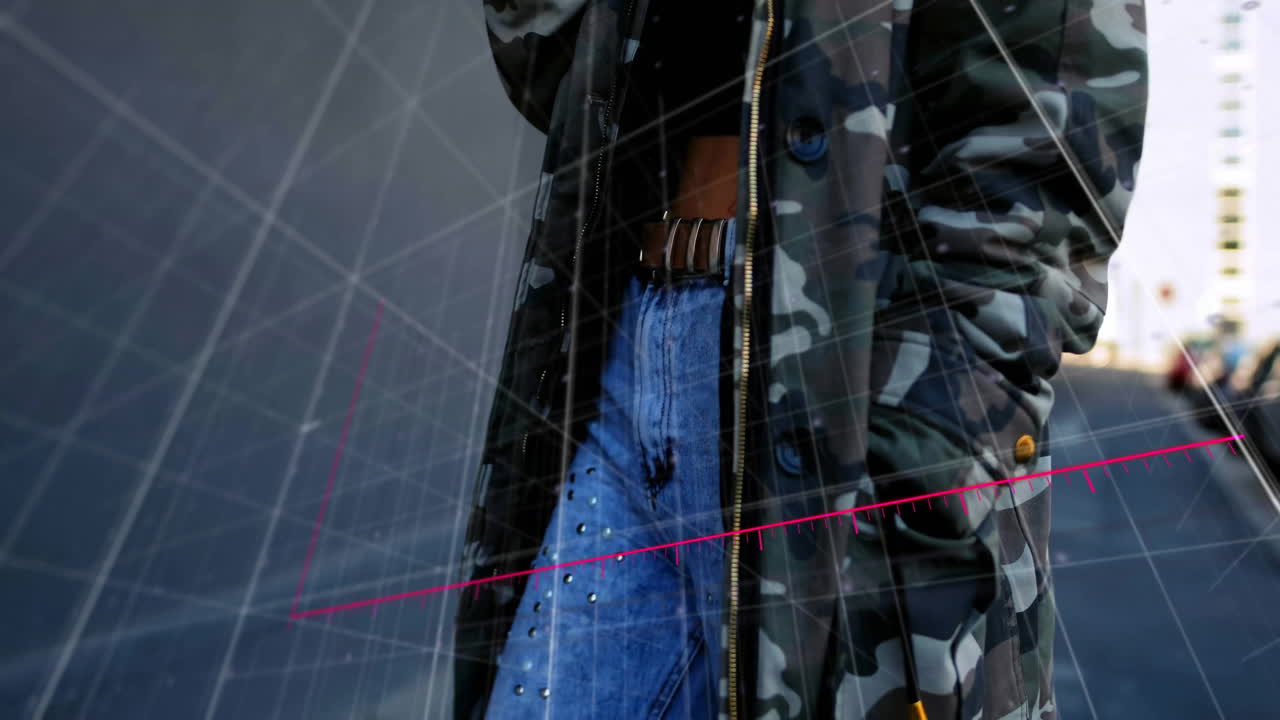 animación de flecha en la caída de gráficos sobre mujer biracial hablando en el altavoz del teléfono celular