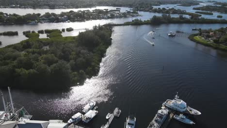 vista aérea de un lugar popular para los lugareños y turistas en tarpon springs, florida