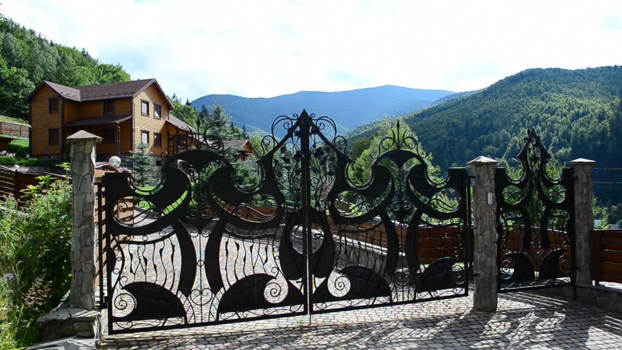 Brána a dům. Architektonický prvek.