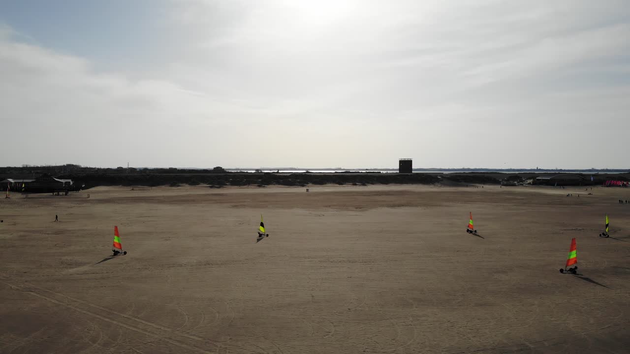 Char à voile sur la plage de Brouwersdam, Pays-Bas en été.