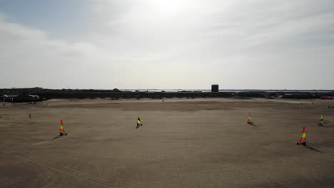 navegando en tierra en la playa de brouwersdam, países bajos en verano