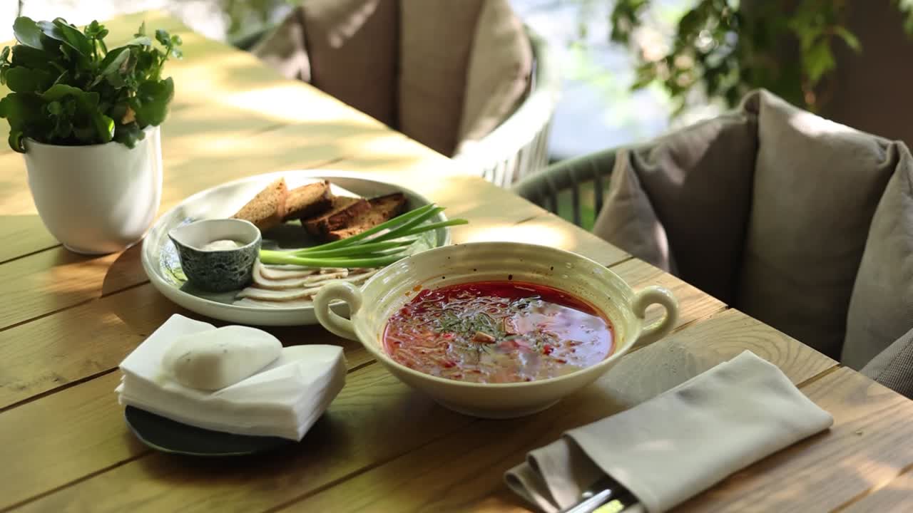 야외 레스토랑에서 농촌 보르쉬 저녁 식사