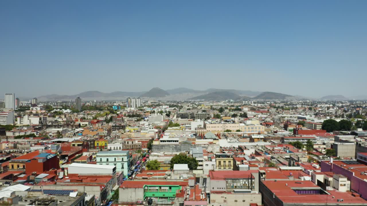 Méxicon kaupunginosa, vuoria taustalla (CDMX), dronella kuvattu, puomikameran ylösnousu.