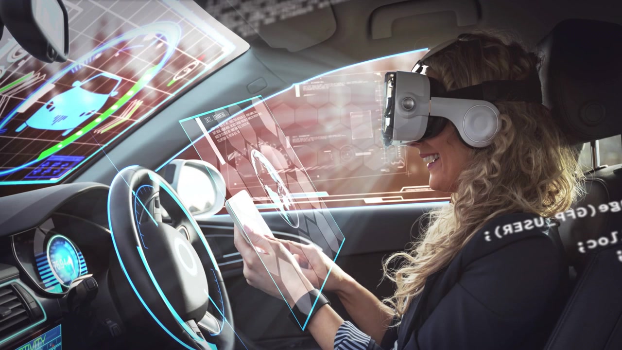 Žena ťukající do tabletu uvnitř kabiny auta, aktivující automatické AR HUD mapy a vizualizující navigační data.