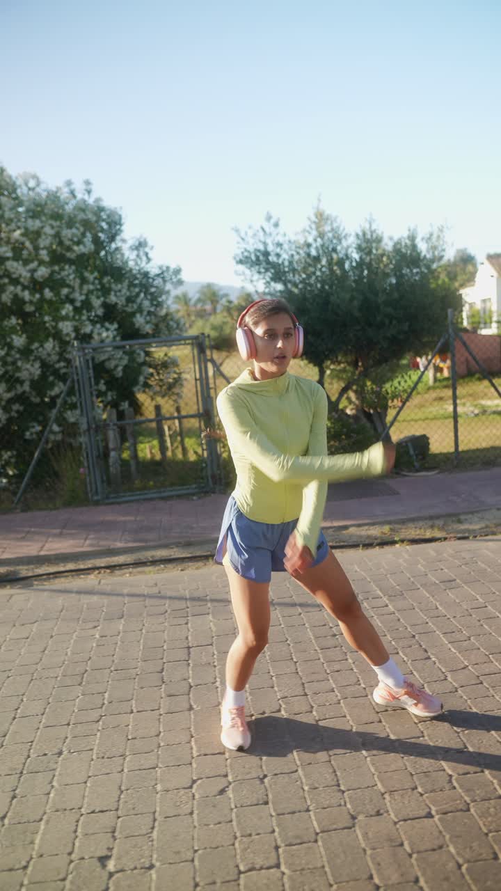 mujer joven haciendo ejercicio al aire libre