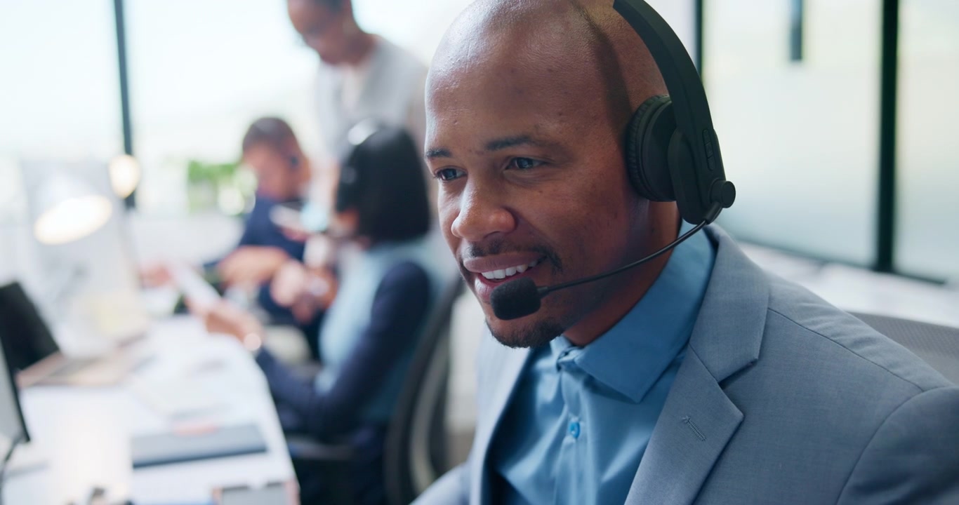 Operatore professionale del servizio clienti che parla al telefono con cuffie in ufficio