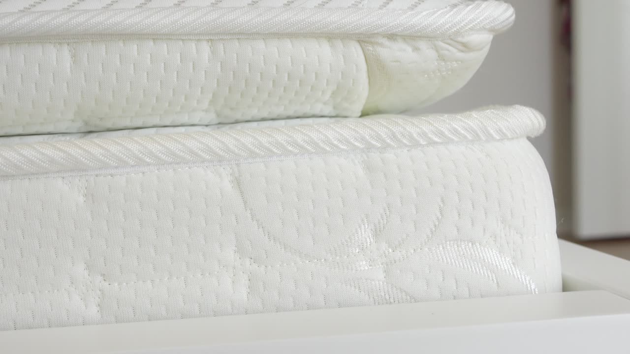 primer plano de un colchón blanco en una cama