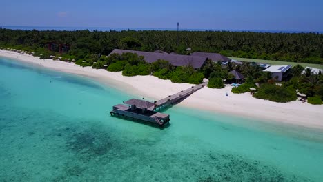 馬爾代夫島 (maldives islands) 的水域是世界上最清晰的海域之一,在海上漂浮時,海上水域的水位會變得更加清晰,而海上水位也會變得更清晰