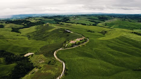 Aerial-view-pulling-away-from-a-farmhouse-in-Tuscany,-Italy