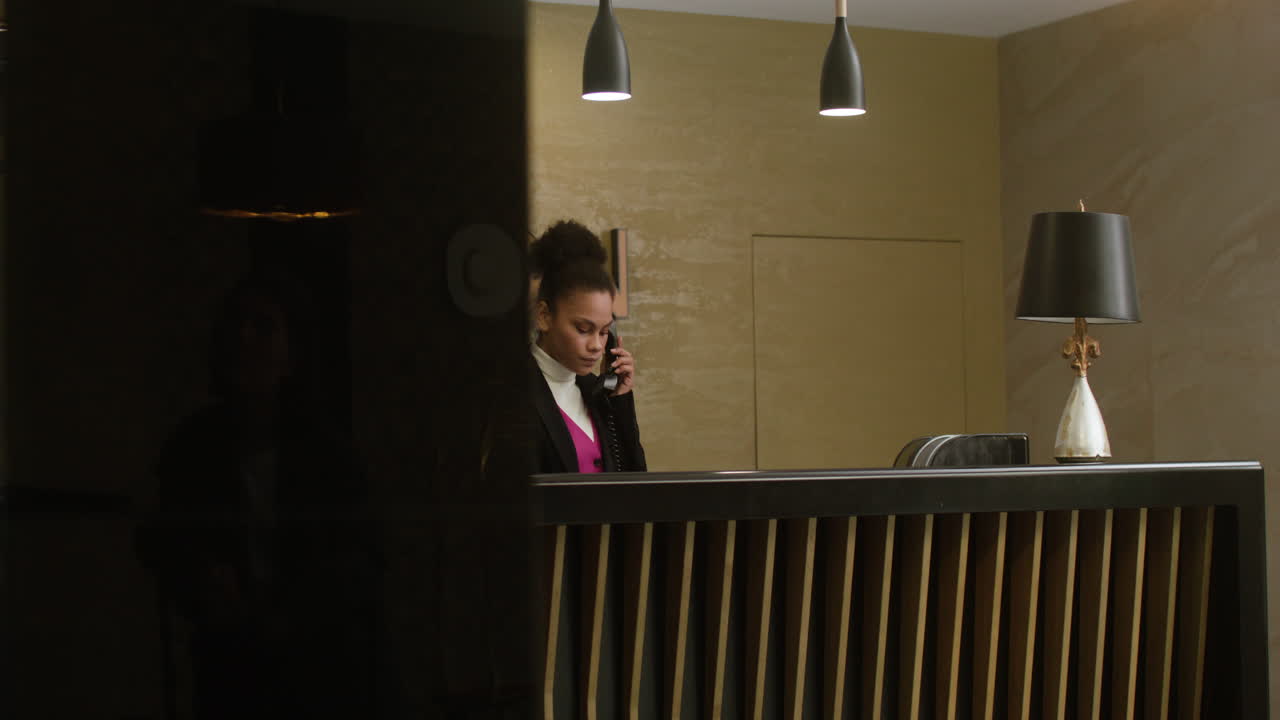 호텔에서 전화 통화를 하는 리셉션 담당자