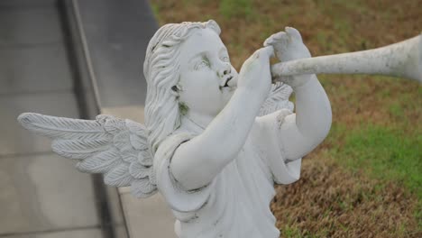 Estatua-Del-ángel-Tocando-La-Trompeta.-Fotografía-De-Cerca