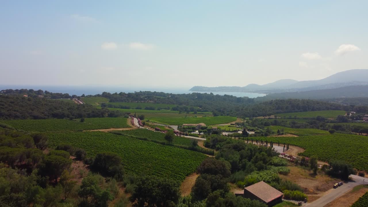 Strade che attraversano un piccolo villaggio agricolo tra i campi di campagna
