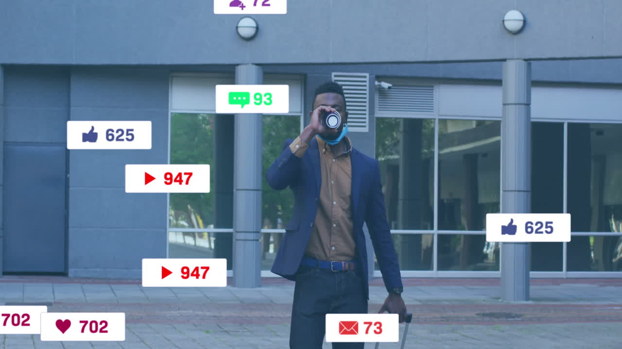 animación de iconos y procesamiento de datos sobre empresario afroamericano con maleta en la ciudad