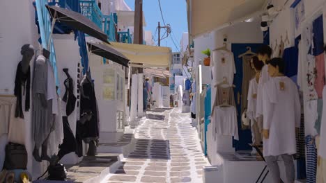 pequeñas boutiques bordean las estrechas calles de la ciudad de mykonos, una isla griega en el mar egeo.