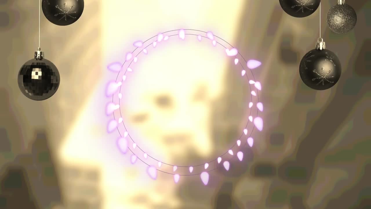 luces de hadas rosadas y decoraciones de adornos colgantes contra la vista aérea del paisaje urbano