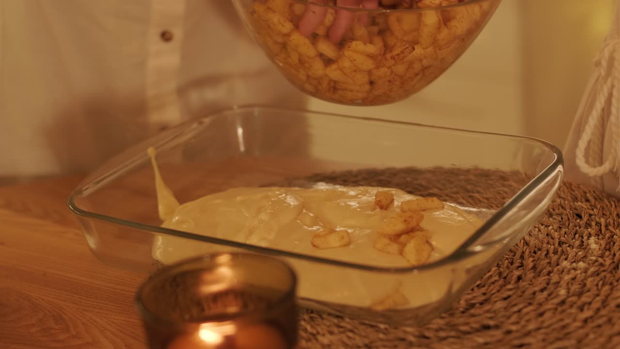 madre e hija preparándose para la celebración de navidad