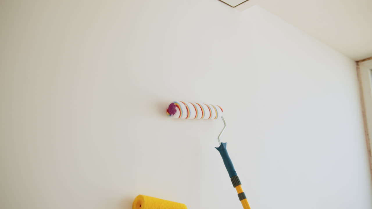 una pared de pintura con rodillos de pintura