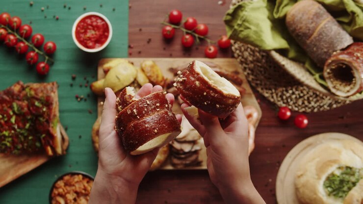 Mani che Spezzano una Torta a Camino a una Festa Gastronomica Tradizionale